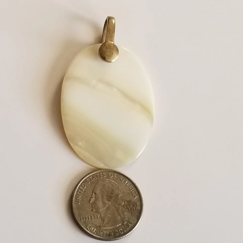 Vintage seashell pendant mother of pearl off white gold tone beach sea shell
